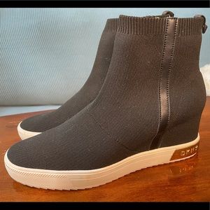 🌷DKNY High Top Slip On Hidden Wedge Sneaker🌷